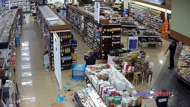 Офицеры выстрелили в подозреваемого с ножом после того, как он бросил в них бутылки с вином