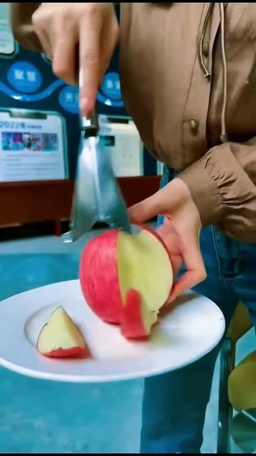 Alat praktis untuk memotong buah apel dengan sangat cepat dan rapi #shorts