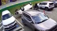 Девушка увидела свободное парковочное место и быстро заняла аж два.
