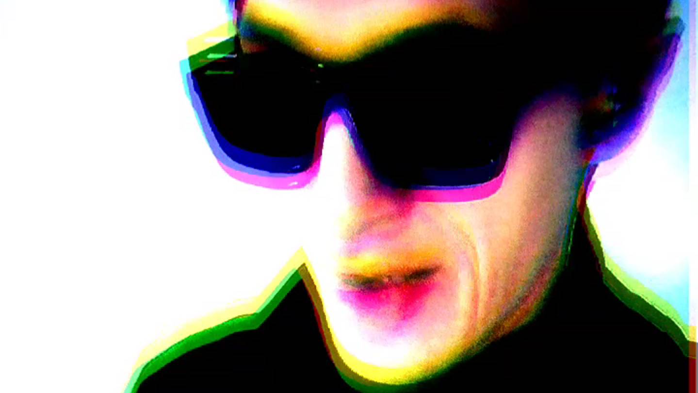 и РУКИ ТЯНУЛИСЬ к НЕЙ