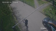Водитель Делимобиля ломает шлагбаум