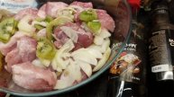 Взрыв вкуса! Нереальный маринад для свинины с терияки, киви и бальзамиком — мясо тает во рту