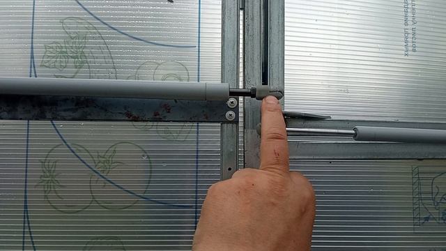 Установка термоупора на дверную форточку теплицы