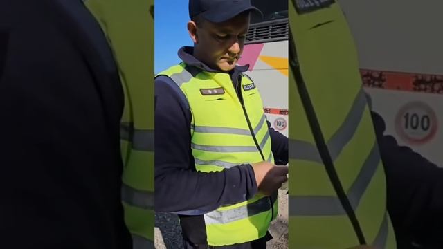 🔴 Politistii îşi bat joc de lume opresc masini pină si pe malul nistrului...