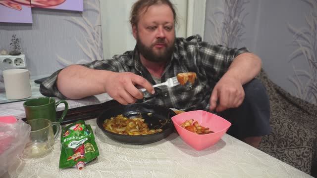 Поужинал салом с луком и за работу в огород и в домик ПОДВАЛ ИЛЬИЧА вкусно кушаю и читаю комментарии