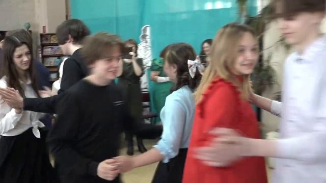 В библиотеке имени Выборова прошла конкурсно-игровая программа для старшеклассников «Денди на балу»