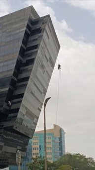 В Катаре мойщик окон решил полетать на струе воды.