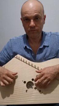 Учусь играть на гуслях.