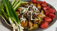 Мясо с картошкой в казане на костре.