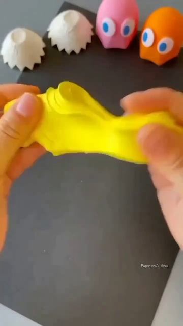 Цыпленок вылупляется из яйца