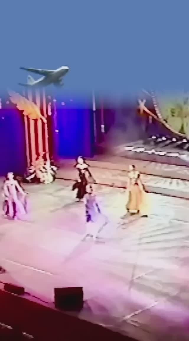 «Майский вальс» ( Весна 45 года ). Исполняет Анна Шестернина. Архивная запись 2005 года.