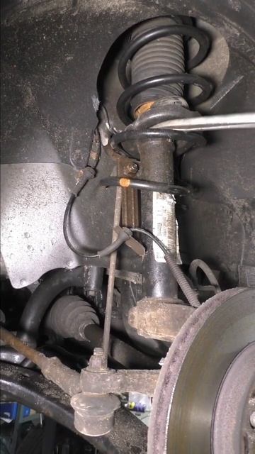 Проверка неисправной пружины амортизатора .