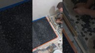 Облицовка галечкой душевого поддона.