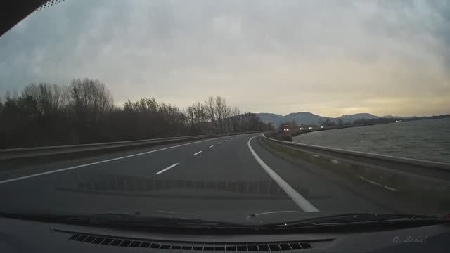 Дорога посредине озера, Чехия. Приграничье с Австрией. Vodní Nádrž Nové Mlýny-horní.