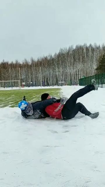 В Бразилии любят играть в футбол на песке, в России - бо