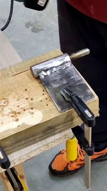 Мощные петли для наружной двери. В магазине с длинными