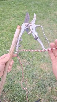 Самоделка Приспособление для обрезания веток своими руками #diy #полезныесоветы #хитрости