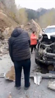 Скала обрушилась на проезжающие машины в Приморье. Инцидент произошел на перевале «Серебряный».