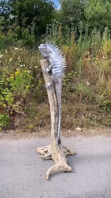 Скульптура игуаны из металла