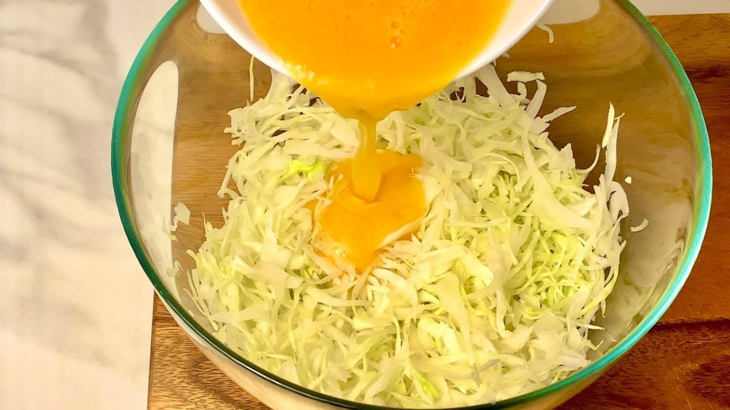 Просто вылейте 2 Яйца на капусту и результат будет потрясающий! Вкуснее, чем пицца!