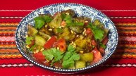 Салат с хрустящими баклажанами и томатами