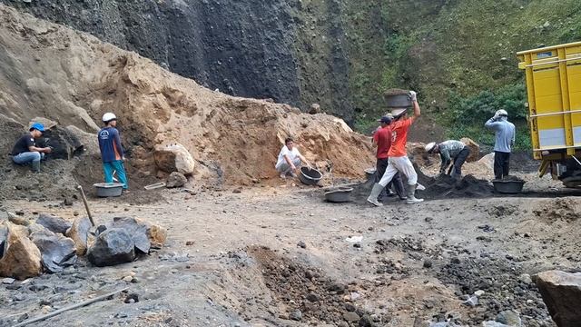 Строительство, шахтёры, карьер