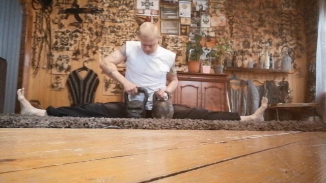На шпагате, с гирями по 32 кг на запястиях, надогнул гвоздь 200. 6