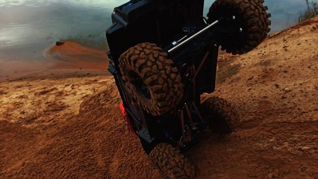 Приключения радиоуправляемого внедорожника Land Rover MJX H8H Чувак за рулём на бездорожье
