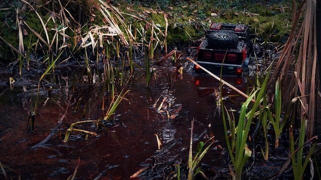 Внедорожник Crossrc EMO X4 Leopard преодолевающий труднопроходимую болотистую местность