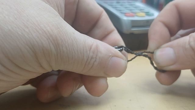 Простым и надежным узлом для привязывания крючка к леске является узел