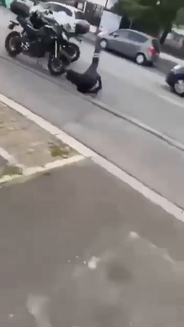 В Париже негр попытался отобрать у полицейских свой мотоцикл, который они задержали после аварии.