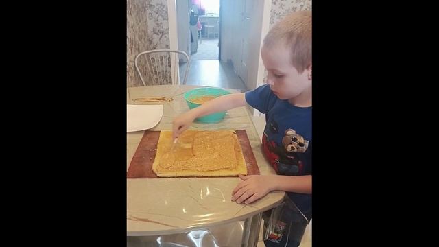 Вкусный рулет со сгущенкой.