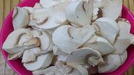 Куриная печень с грибами в сметанном соусе