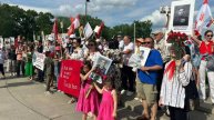 "Гордимся Победой": потомки советских солдат провели "Бессмертный полк" в США