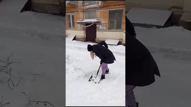 Дружно убираем снег