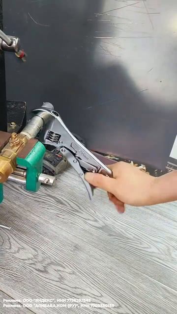 Разводной ключ с зажимом