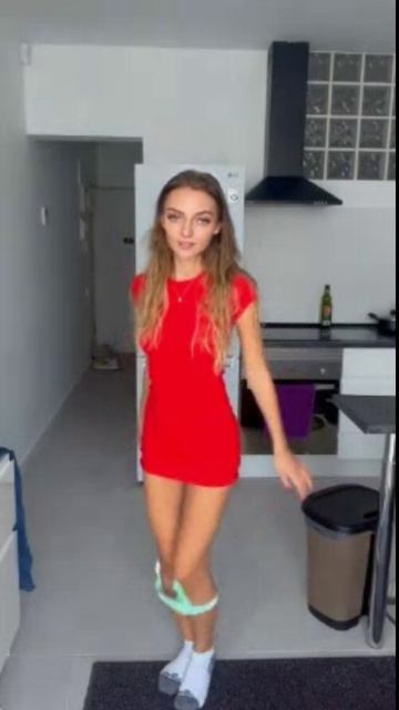 Девушка в коротком платье