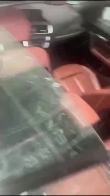 Всегда поднимайте крышу, иначе машина лёгким взмахом погоды превращается в бассейн 🏊