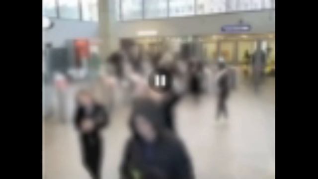 Молодые люди массово перепрыгивают через турникеты в метро