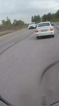 Разметки нету, вот она и едет по левой полосе, откуда только права взяла. Пришлось обгонять справа.
