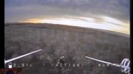 Вражеский ФПВ-дрон пытается добить нашего ранегого, но бонюец постоянно уворачиваться