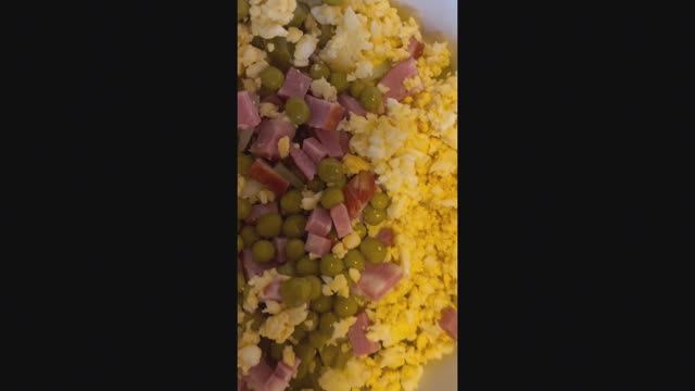 ГОТОВИМ САЛАТ ЗИМНИЙ «ОЛИВЬЕ»  #еда #вкусно #готовимдома #like #food #fish #лучшее #завтрак #обед