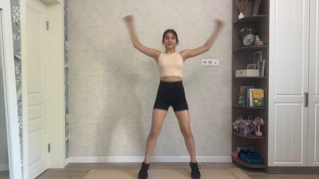 Прыжки с разведением рук и ног. 20 повторений.