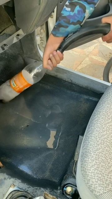 Убираем воду с салона машины с помощью пылесоса...