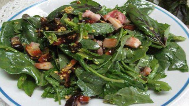 Зеленый салат с финиками и беконом