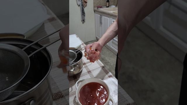 Икра горбуши солёная домашнего приготовления.