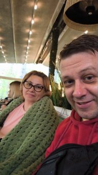 попали под дождь и пошли в кафе
