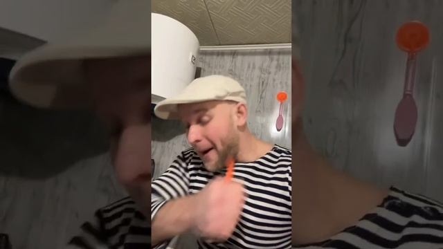 мелкий учится бриться (смешное видео, прикол, юмор)