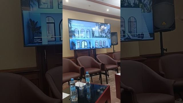 На выставке недвижимости Mipif.
Часть восьмая.