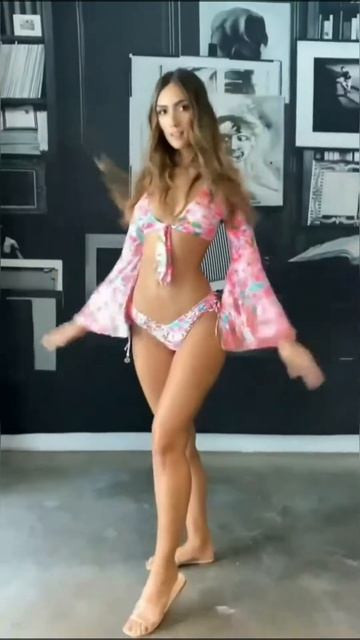 Высокие девушки модели с красивой фигурой, мало одежды